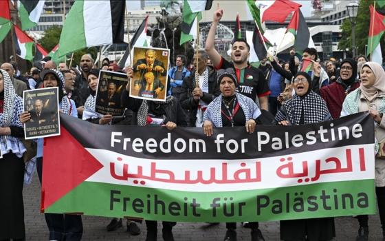 مؤيدًا لفلسطين الشرطة الألمانية تفكك مخيمًا قرب مكتب المستشارة في برلين  