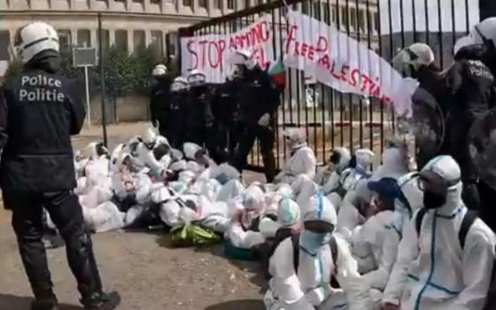 داعم للاحتلال الصهيوني.. أنصار فلسطين يحتلون مقر شركة “سيينسكو” في بروكسل