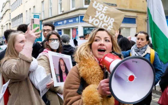 "وصف التضامن مع فلسطين بالإرهاب هو إسكات سياسي مقصود، يجرّم صوت الضمير ويشوّه نضال العدالة." شارلوت تشرش، مغنية وناشطة بريطانية