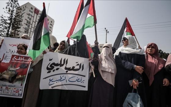 استنكارًا لجريمة التجويع عشرات الليبيين ينظمون وقفة مناصرة لغزة