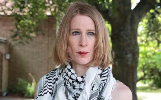 لرفعها علم فلسطين.. شرطة كينت تهدد متظاهرة بالاعتقال