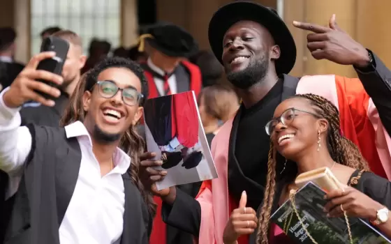 متعاون مع "ماكدونالدز"!.. احتجاج  أمام كامبريدج رفضًا لمنح "ستورمزي" درجة فخرية