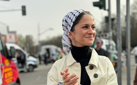 هذا القارب يبحر من أجل أطفال غزة الذين قتلوا بدم بارد ومن أجل أكثر من مليون شخص يواجهون الآن المجاعة  -ياسمين أكار، ناشطة في سفينة حنظلة  