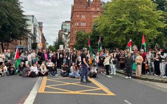 احتجاج مناصر لفلسطين يغلق الطريق في بلفاست