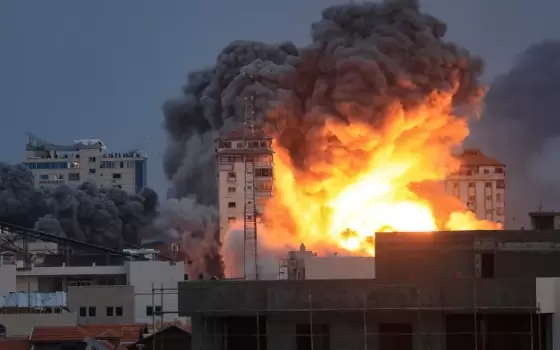 إسرائيل تقصف عشوائيًا كافة أنحاء قطاع غزة مما يجعل الوضع الإنساني كارثيًا  مسؤولة الإعلام بمنظمة "أوكسفام"  