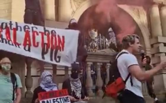 في شيفيلد.. متظاهرون يرفعون صوت الحق دعمًا لـ "حركة فلسطين"