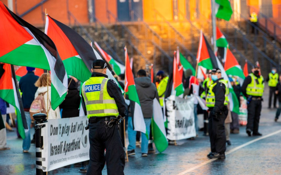 تنديدًا بالإبادة جزيرة “إيغ” تعلن الالتزام بالمقاطعة الشاملة للاحتلال