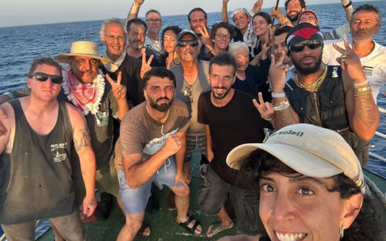 استمرار احتجاز 14 ناشطًا من طاقم “حنظلة” وترحيل خمسة منهم