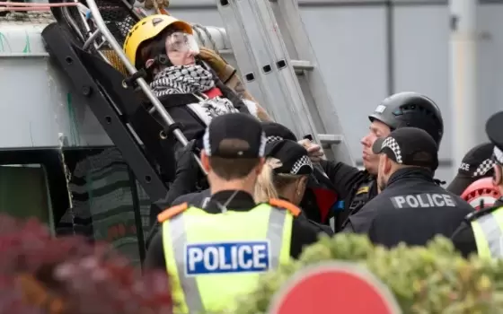 يسلح الاحتلال.. اعتقال ناشطين إثر إغلاقهما مصنع "ليوناردو" بإدنبرة  