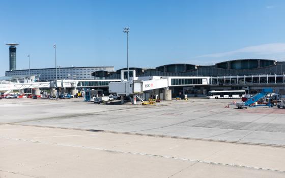 وزارة النقل الفرنسية توقف مراقب جوي تضامن مع غزة