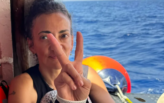 ما جرى مع "حنظلة" التي كانت تحاول إيصال علب حليب للأطفال المجوّعين، هو نقطة في بحر مجازر الاحتلال  -هويدا عراف، عضو اللجنة التوجيهية لأسطول الحرية