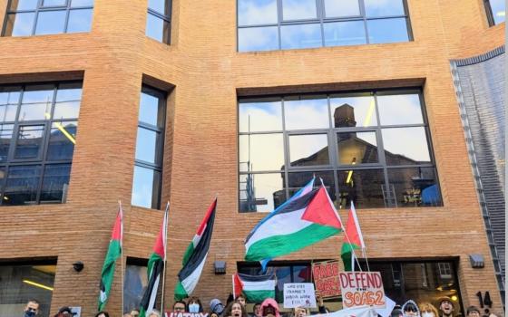 "متواطئون بالإبادة" نشطاء يحاصرون 15 مقرًا لحزب العمال البريطاني