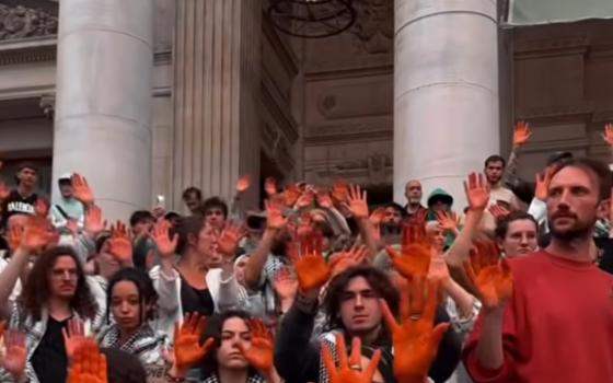 "أوقفوا الإبادة" وقفة تضامنية صامتة في بروكسل نصرةً لغزة