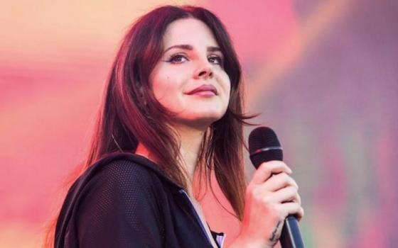 "أصلي من أجل فلسطين كل يوم، ومن الصعب مشاهدة ضحايا أبرياء يقتلون بجرائم حرب" لانا ديل راي | مغنية أمريكية