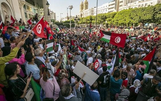 لليوم الرابع احتجاجات أمام السفارة الأمريكية في تونس تنديدًا بتجويع غزة