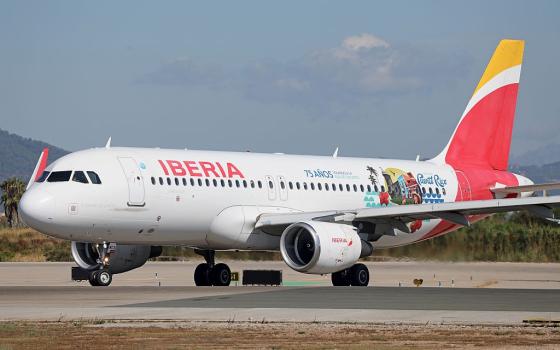 "حرروا فلسطين" شركة طيران إسبانية تحقق في رسالة على وجبات الكوشر