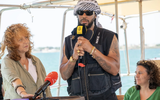 “لا أحد يصل وحيدًا”!  دعوات لاستقبال بطل حنظلة “كريس سمولز”  