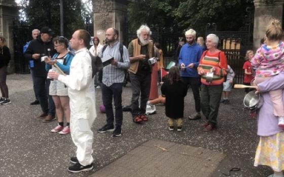 سكان "كوينز بارك" يطرقون الأواني الفارغة تضامنًا مع غزة