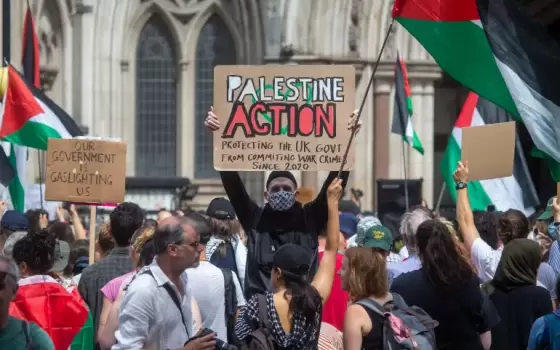 دعموا "حركة فلسطين " 60 شخصًا يواجهون المحاكمة في بريطانيا  