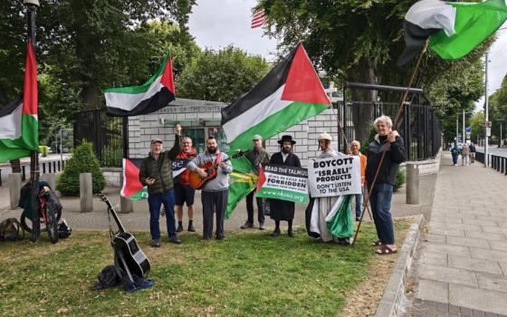 الأسبوع الـ76 ..احتجاج تضامني مع فلسطين أمام السفارة الأمريكية في دبلن