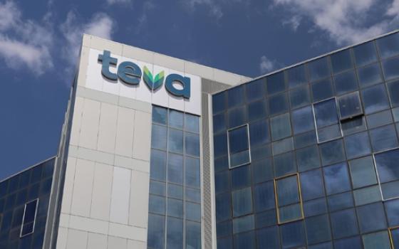 تمول الاحتلال.. سكان دونيجال يُدعون لمقاطعة شركة "تيفا" للأدوية