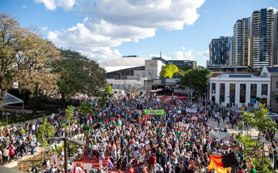 عشرات الآلاف يشاركون بمظاهرة قررت الحكومة الأسترالية منعها