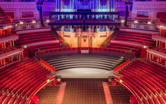 بسبب دبوس فلسطين.. ألبرت” الملكية تعتذر عن منع زوجين من حضور حفل”