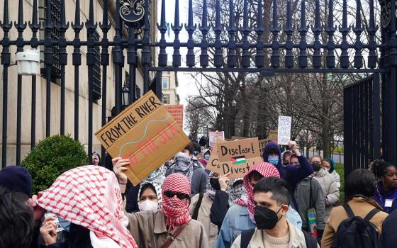 بعد حملة تحريض صهيونية كلية "برنارد" تُقيل عشرات الموظفين بمزاعم "معاداة السامية"