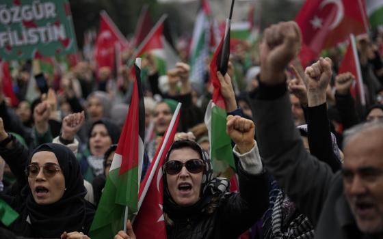 “أوقفوا التجويع” آلاف المتظاهرين في أنقرة يرفعون الصوت دعمًا لغزة