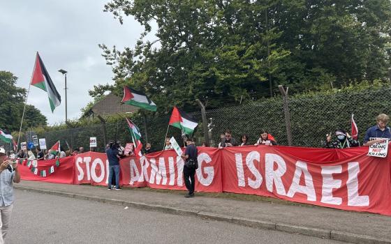 "شريكة في الإبادة" احتجاج أمام قاعدة سلاح الجو الملكي البريطاني