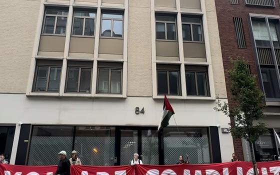 متورطان بإبادة غزة! احتجاج أمام مجموعة بوسطن الاستشارية ومعهد "توني بلير"