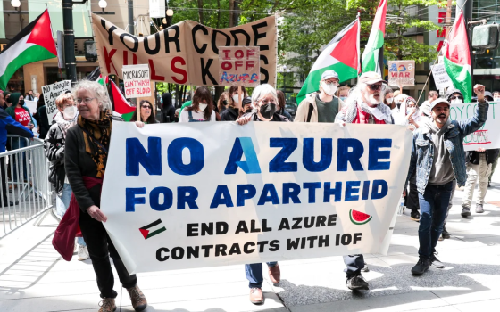 نقف مع كل فلسطيني يتعرض للقصف والمراقبة الجماعية بدعم من مايكروسوفت -حملة لا لأزور للفصل العنصري