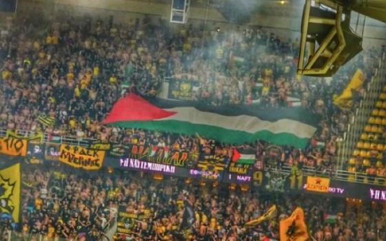 مشجعو "أيك أثينا" يرفعون الأعلام الفلسطينية في مواجهة فريق إسرائيلي