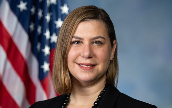 كنت سأصوت لوقف مبيعات الأسلحة لإسرائيل، فدعمها في ظل المجاعة يتعارض مع مبادئنا الإنسانية  إليسا سلوتكين، سيناتور ديمقراطية عن ولاية ميشيغان