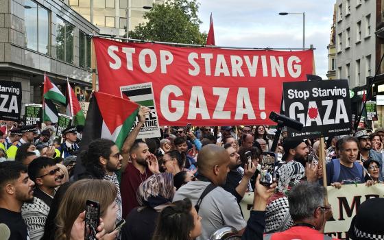 "أوقفوا جريمة التجويع" احتجاج أمام سفارة الاحتلال في لندن