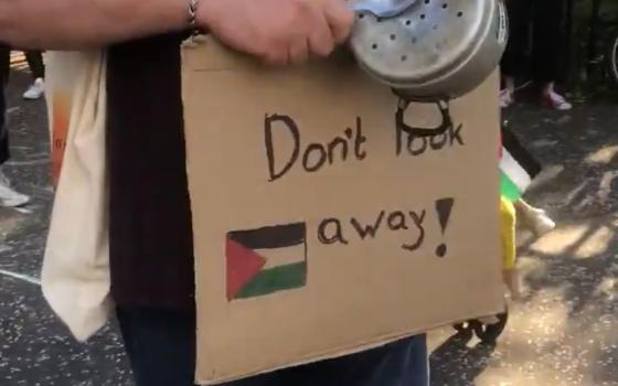 بقرع الأواني الفارغة ..وقفة احتجاجية في "كوينز بارك" دعمًا لغزة