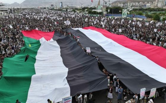 في اليمن.. مئات الطلاب والأكاديميين ينددون بالتجويع والإبادة بغزة
