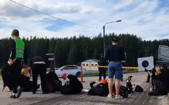 "أوقفوا تسليح إسرائيل" إغلاق مدخل مصنع أسلحة في فنلندا