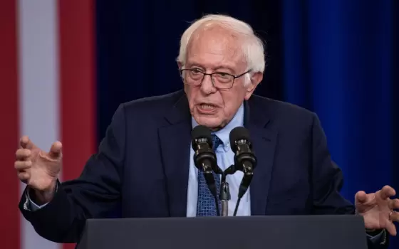 سيناتور أمريكي يتعهد بالتحرك لوقف مبيعات الأسلحة للاحتلال