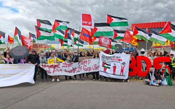 دعمًا لـ"حركة فلسطين" احتجاج أمام مطار لايبزيغ في ألمانيا”