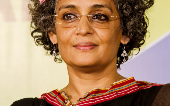 فلسطين هي الجرح النازف للعالم كله، وسيأتي يوم تتحرر فيه من النهر إلى البحر أرونداتي روي، كاتبة هندية