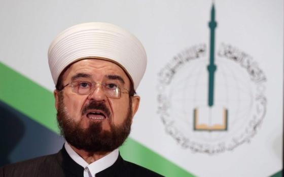 ندعو كافة المسلمين لصيام يوم الخميس تضامنًا مع إخواننا العطشانين والجائعين في غزة  محيي الدين القره داغي، رئيس الاتحاد العالمي لعلماء المسلمين  