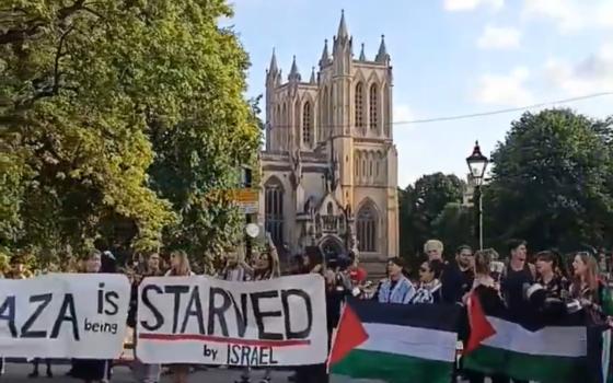 سلسلة بشرية في بريستول تنديدًا بإبادة وتجويع غزة