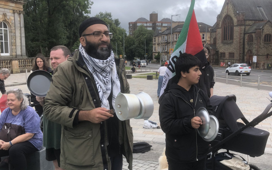 احتجاج بقرع الأواني في غلاسكو تنديدًا بتجويع أهل غزة