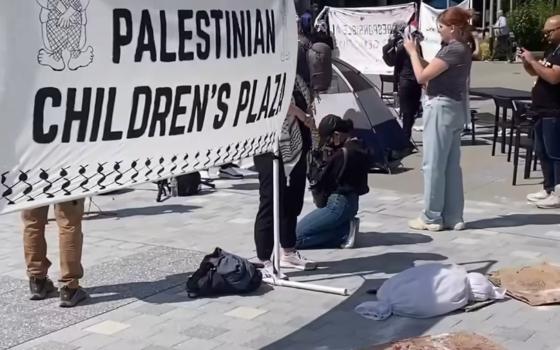 موظفو "مايكروسوفت" يقيمون مخيم "ساحة شهداء فلسطين"
