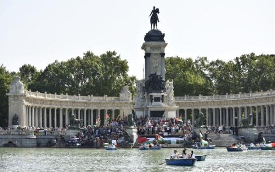 احتجاج صامت بحديقة "ريتيرو" في مدريد دعمًا لغزة