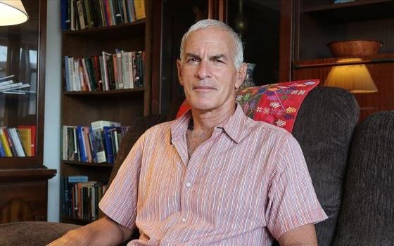 في غزة، يلقى الطعام على الأرض ويجبر الناس على التزاحم والركض نحوه، تمامًا كما حدث في المعتقلات النازية  نورمان فنكلستاين، مفكر أمريكي يهودي  