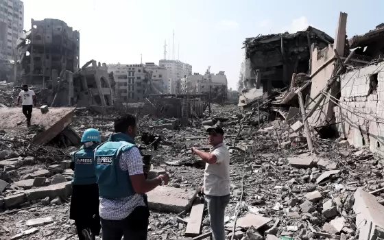 رفضًا لاستهداف الصحافيين صحفيون جزائريون يتضامنون مع زملائهم في غزة