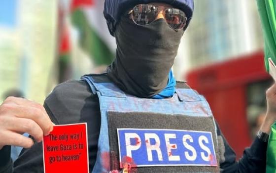 متواطئة بالصمت احتجاج أمام قناة “CBC” بكندا