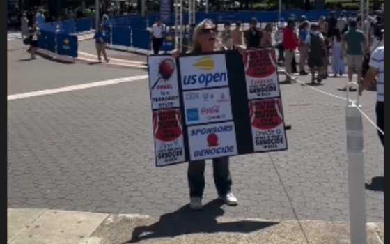 متواطئ في الإبادة احتجاج ضد "الاتحاد الأمريكي لكرة المضرب"